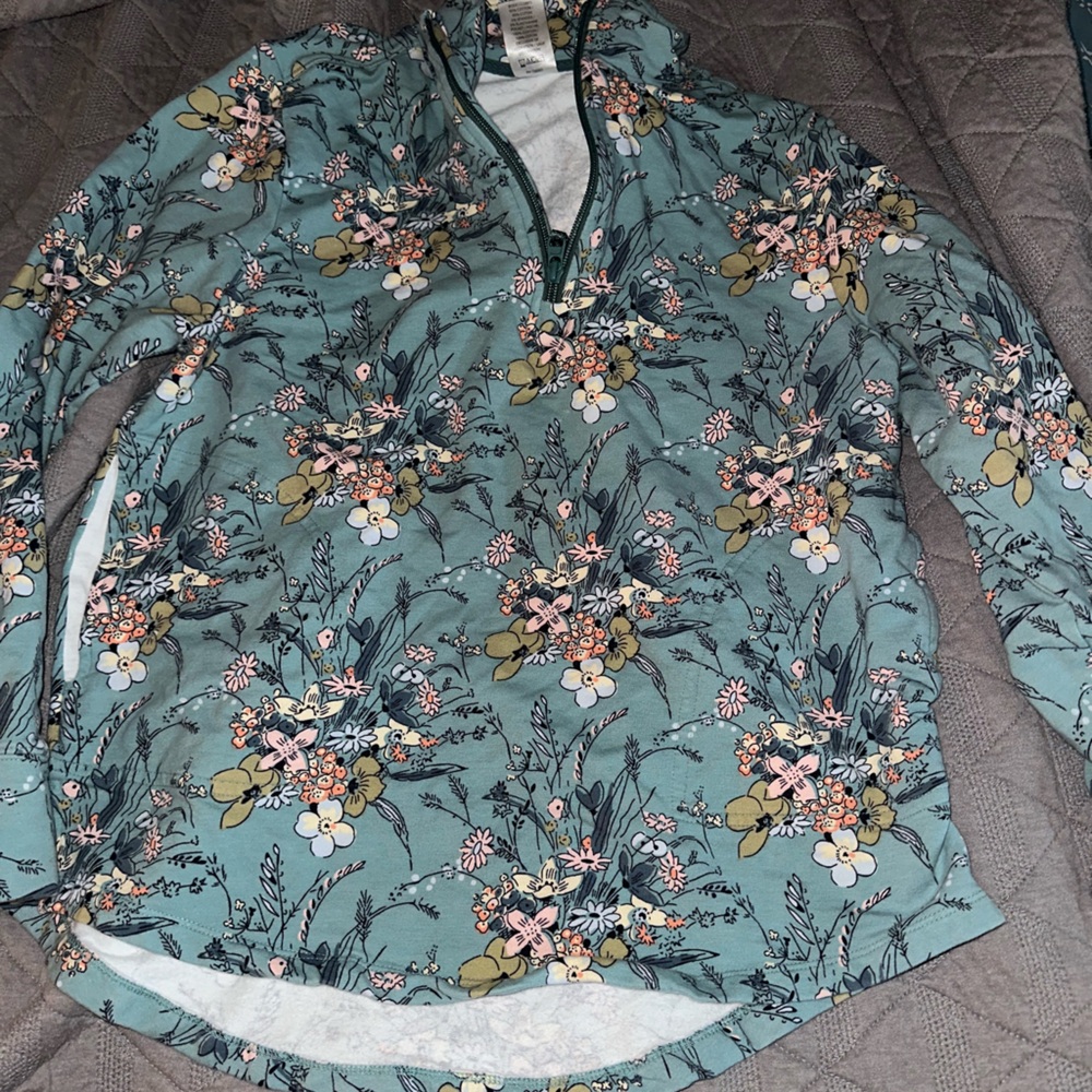 Vera Bradley pullover. Pattern: Sunlit garden sage. Size Medium. good condition